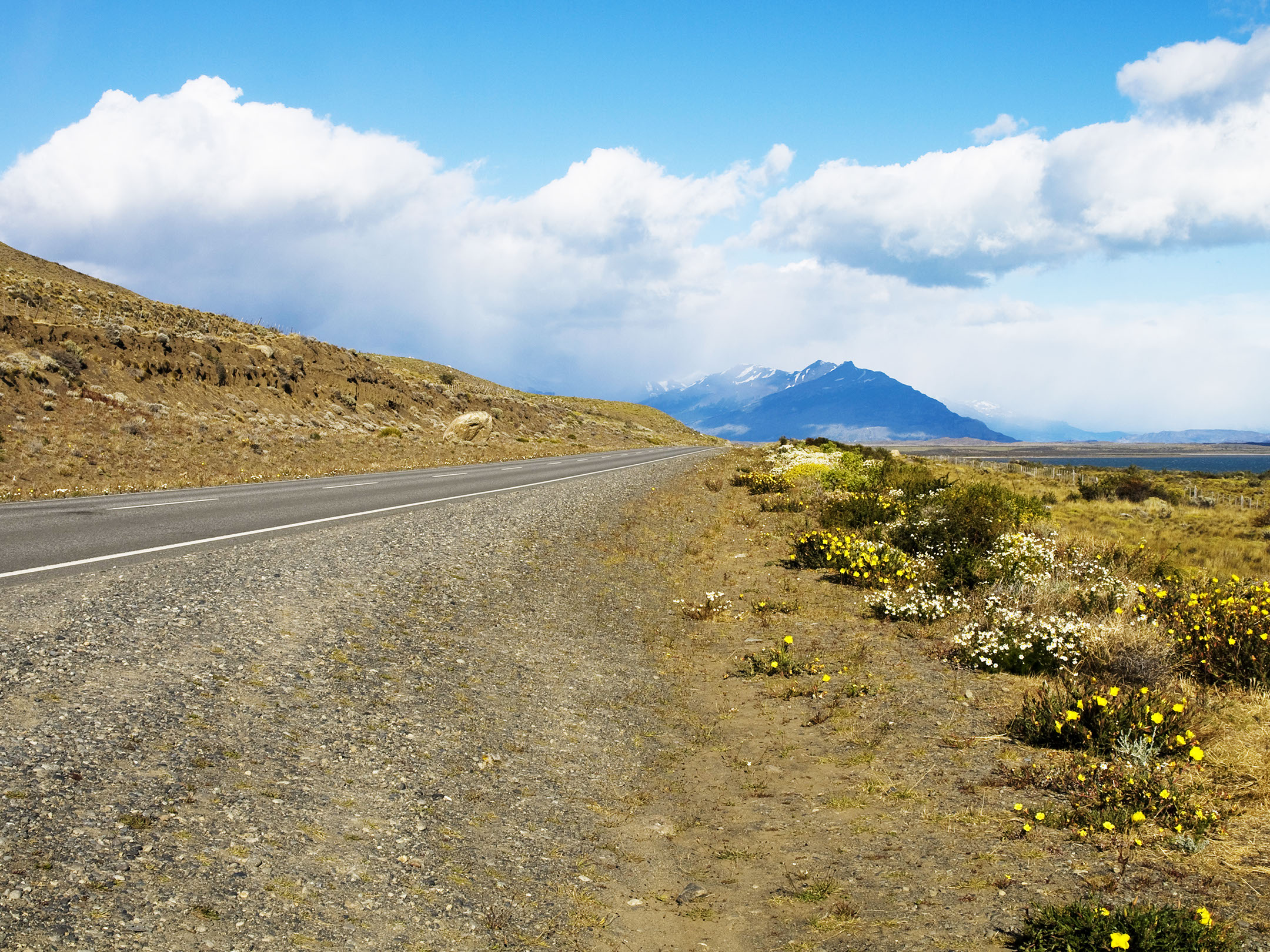 Graphiqa slideshow background of a road in Patagonia. Photo by Marinka Hulshof ©2010.